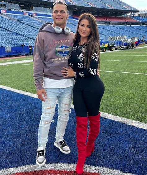 rachel bush pregnant|Rachel Bush reveals how she met Dolphins husband。